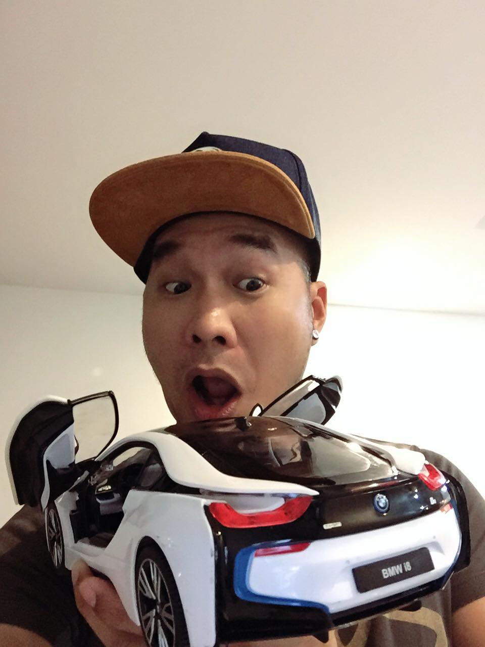 Ca sĩ nhóm MTV khoe xế sang vợ tặng Noel và sự thật đắng